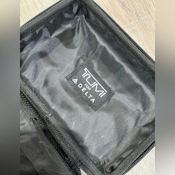 TUMI Black Hardcase Shell Travel Box Professional Airline Protective Clamshell - Picture 5 of 5